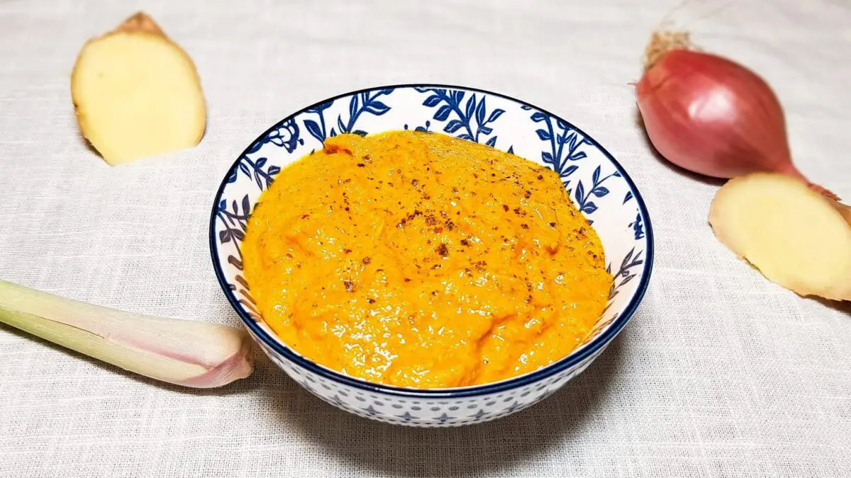 Gele currypasta maken