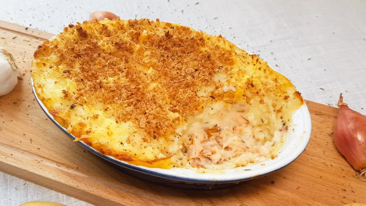 Fish pie met gerookte zalm, zalmfilet en warmgerookte zalm