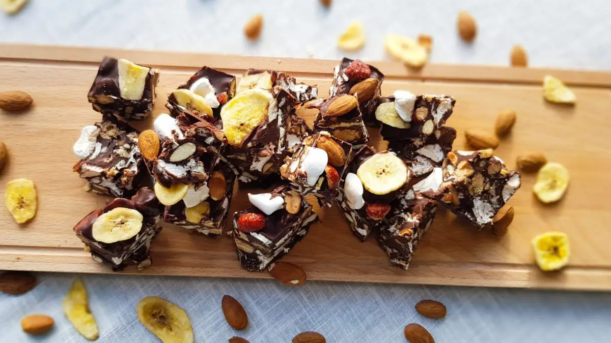 Rocky Road van pure chocolade met banaan, amandelen en suikerpinda's