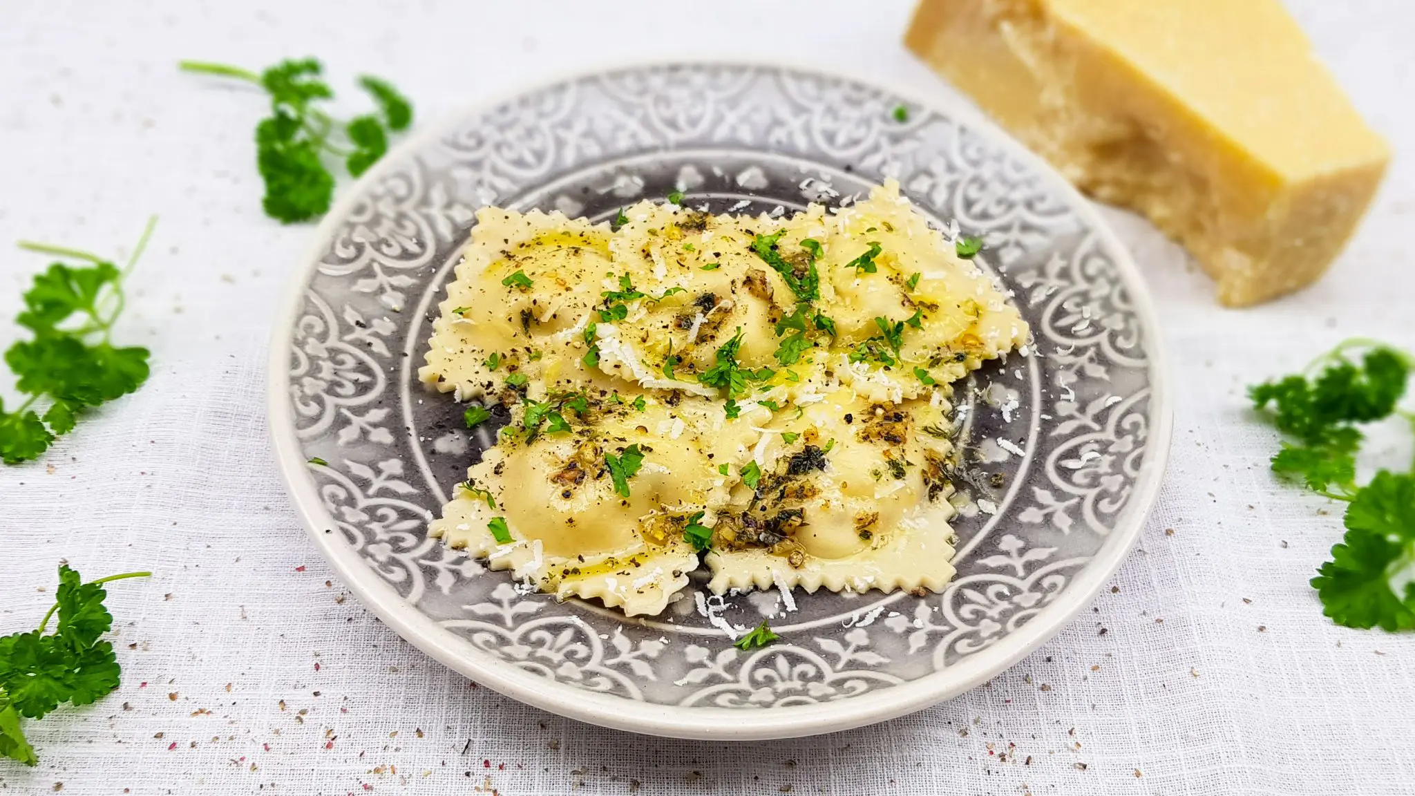 Carbonara ravioli met knoflookbotersaus