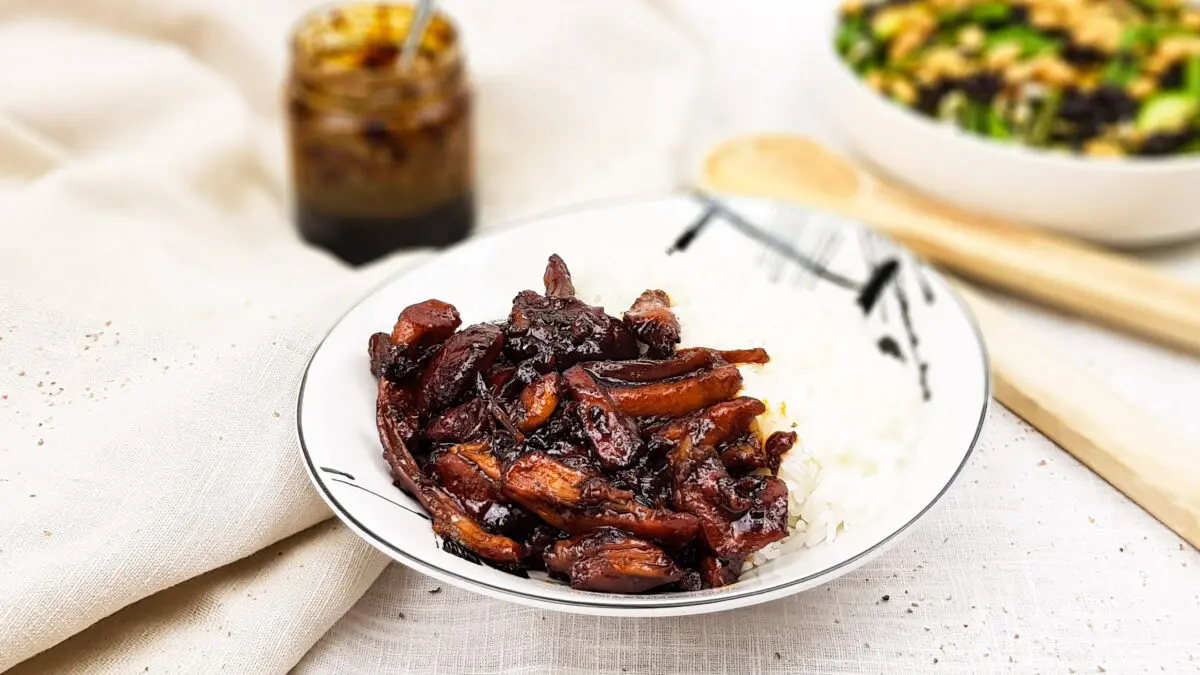 Ajam Smoor van kippendijen in ketjapsaus