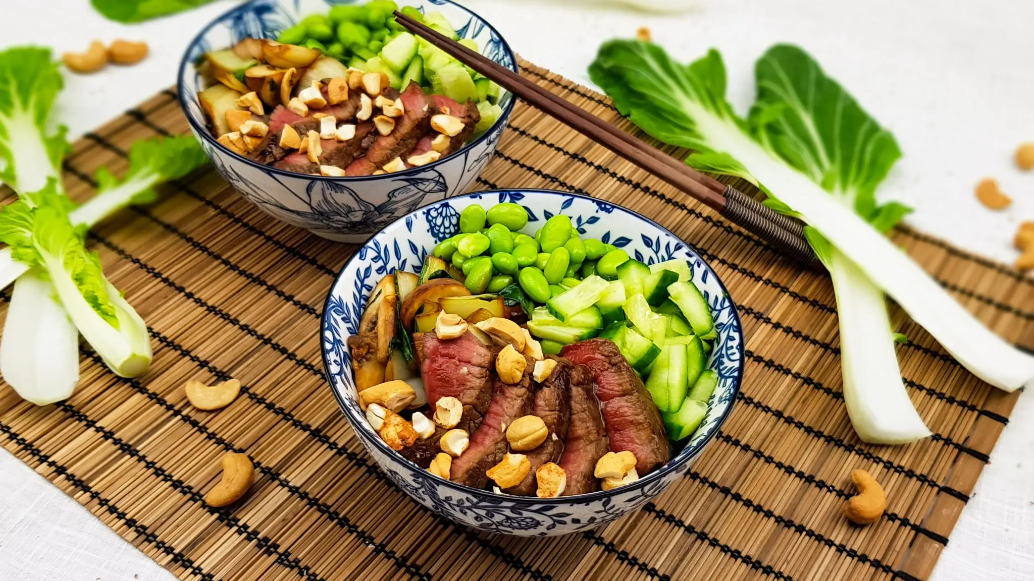 Pokébowl met biefstuk in zwarte bonensaus, edamame, paksoi en komkommer