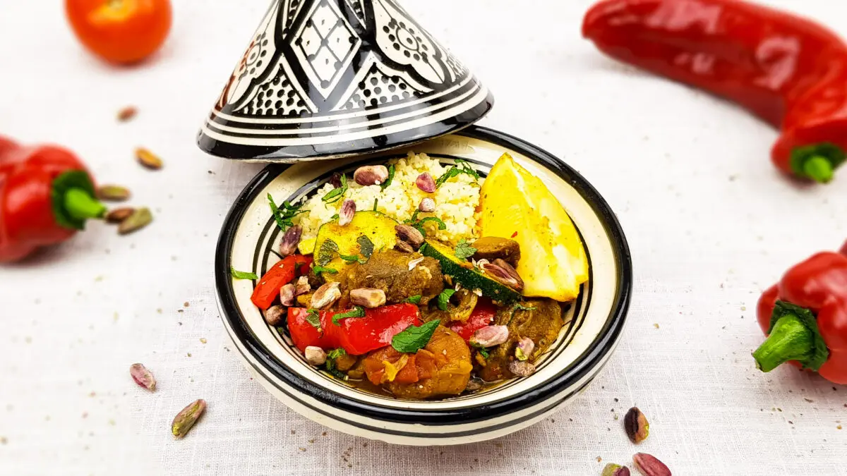 Lamstajine met courgette, citroen, paprika en munt