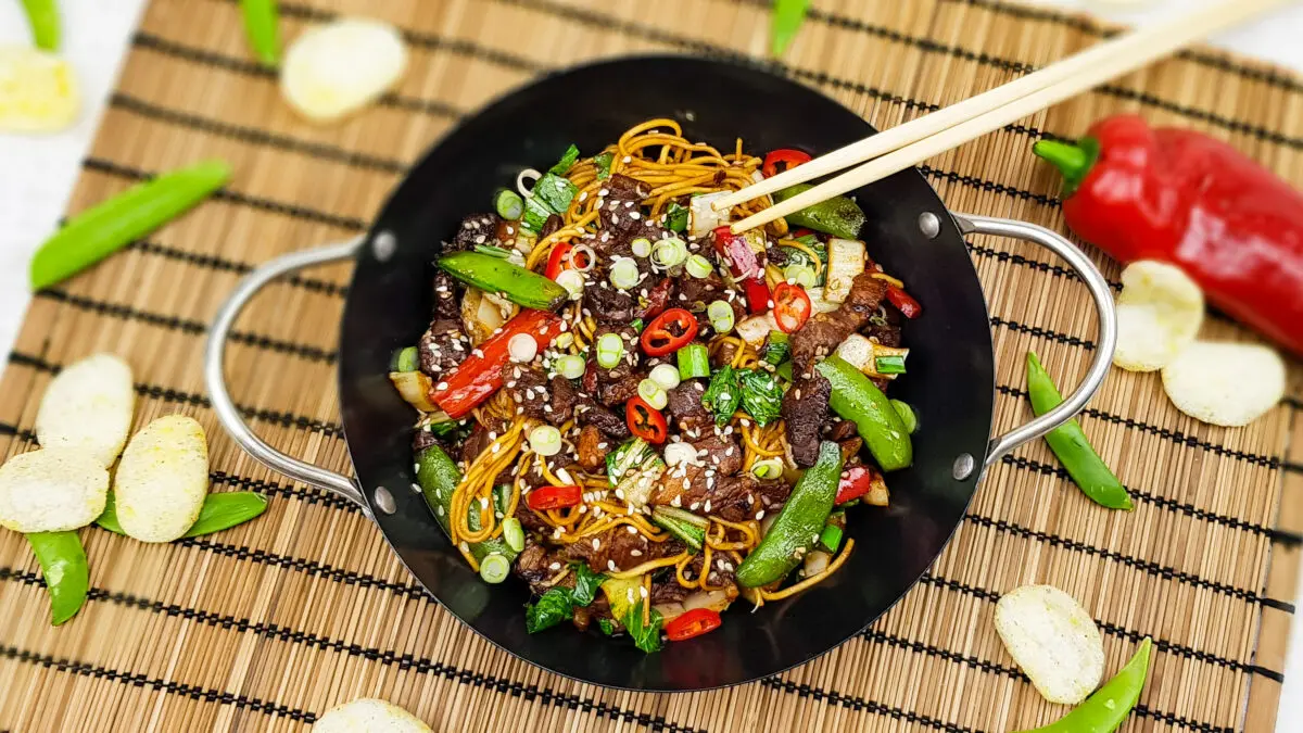 Chinese mie met sojaspeklapjes, sugarsnaps, paprika, paksoi en sesam