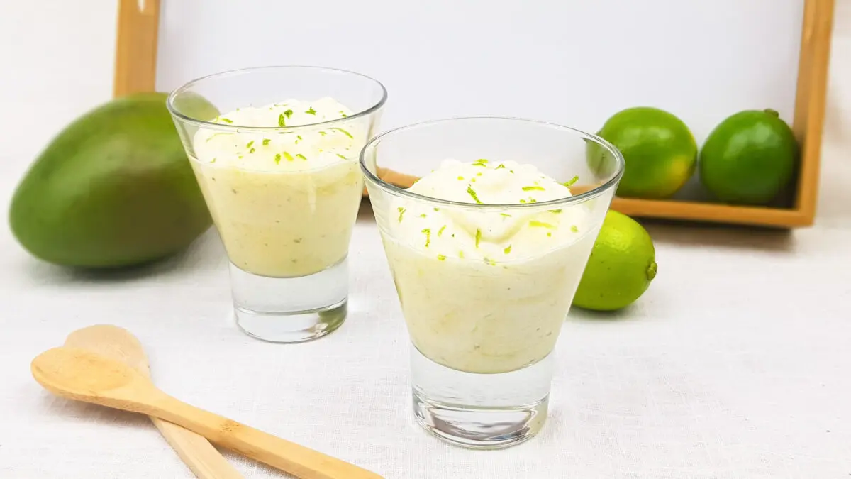 Mango mousse met limoen, yoghurt en limoenblaadjes
