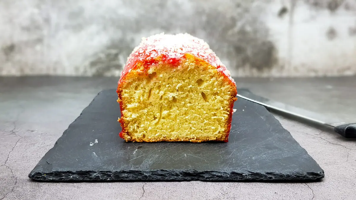 Cake met frambozenglazuur en knettersuiker