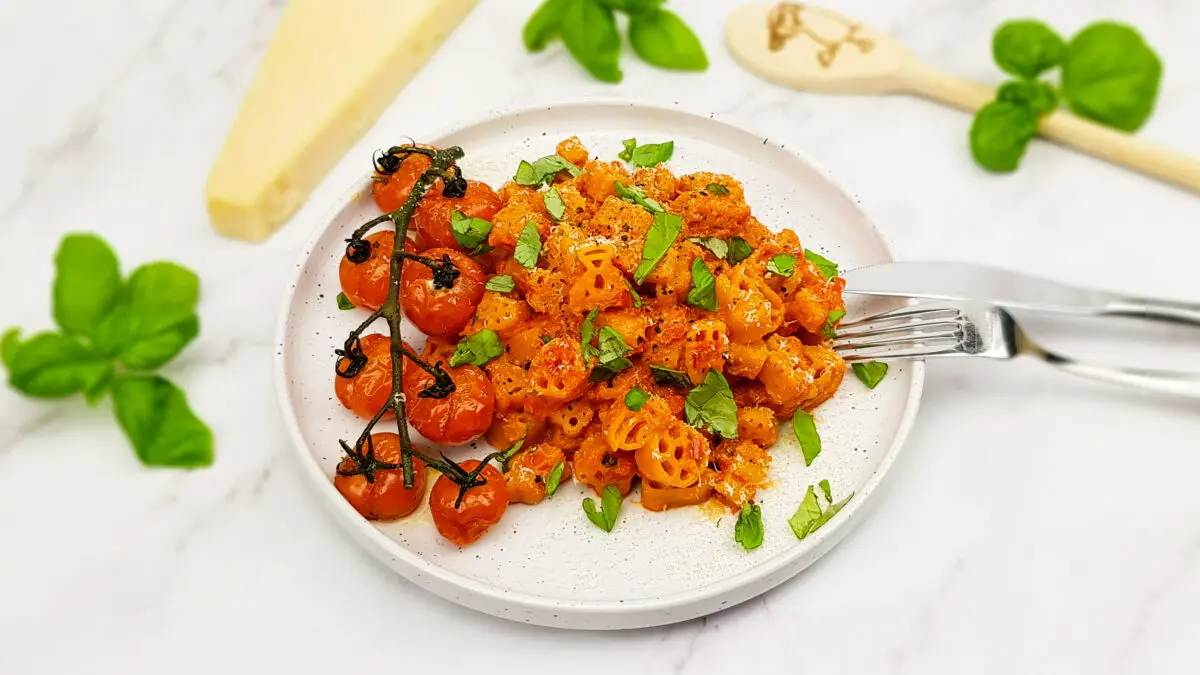 Rode linzenpasta met gerookte paprikasaus en cherrytomaatjes uit de oven