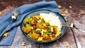 Kip kerrie gehaktballetjes met kouseband en ananas in kokossaus