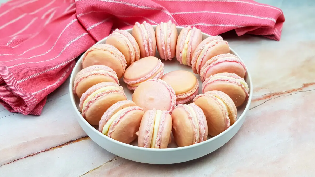 Roze macarons met rozen-botercrème