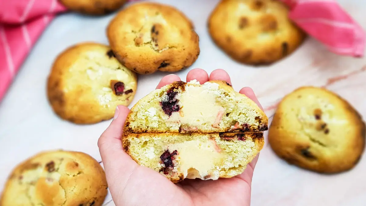 Rozenkoekjes met rood fruit, witte chocolade en vanillevulling