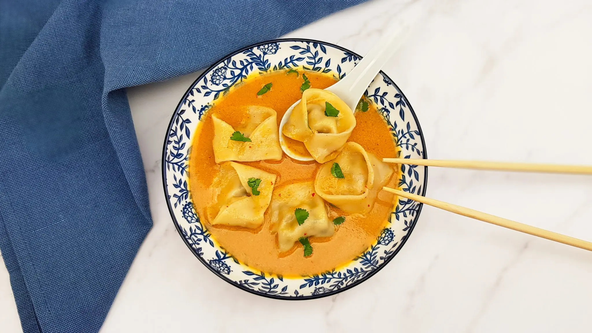 Tom ka khai met garnalen dumplings