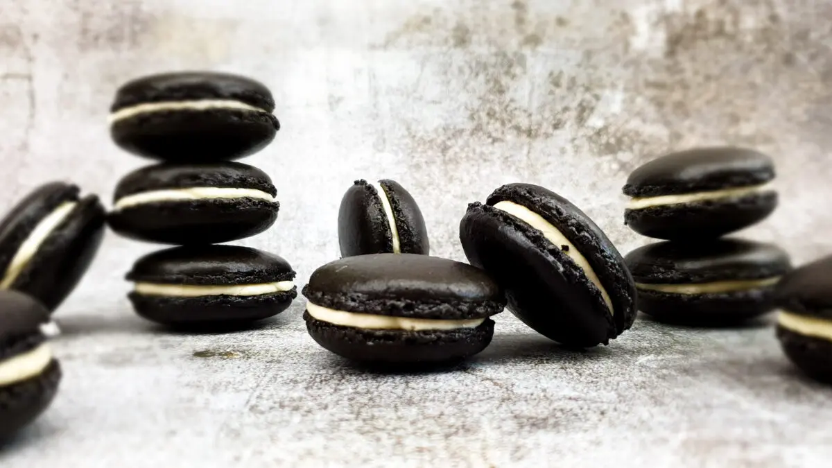 Oreo macarons met vanille botercrème vulling