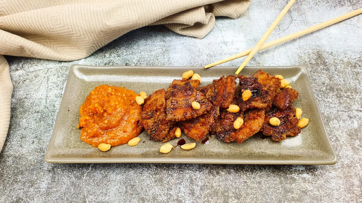 Indische speklapjes met satésaus en ketjap manis