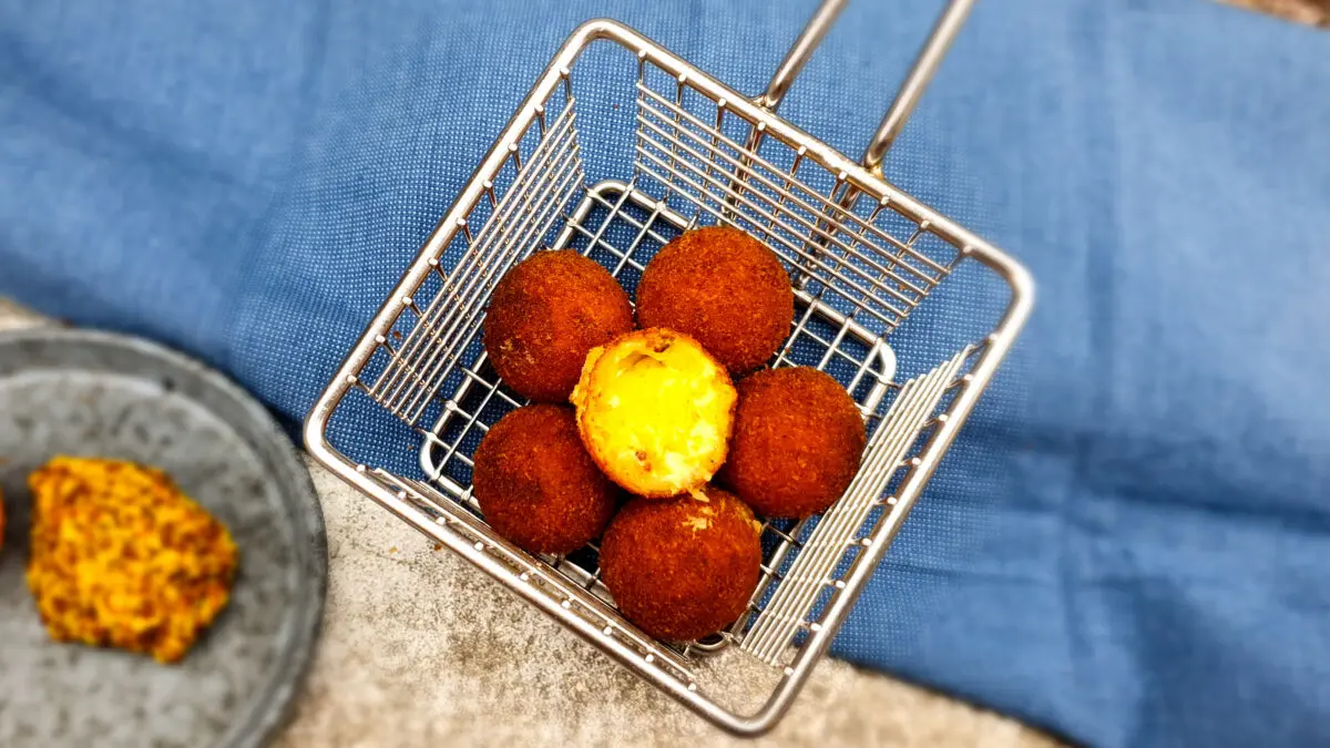 Kaas bitterballen met mosterd en peterselie