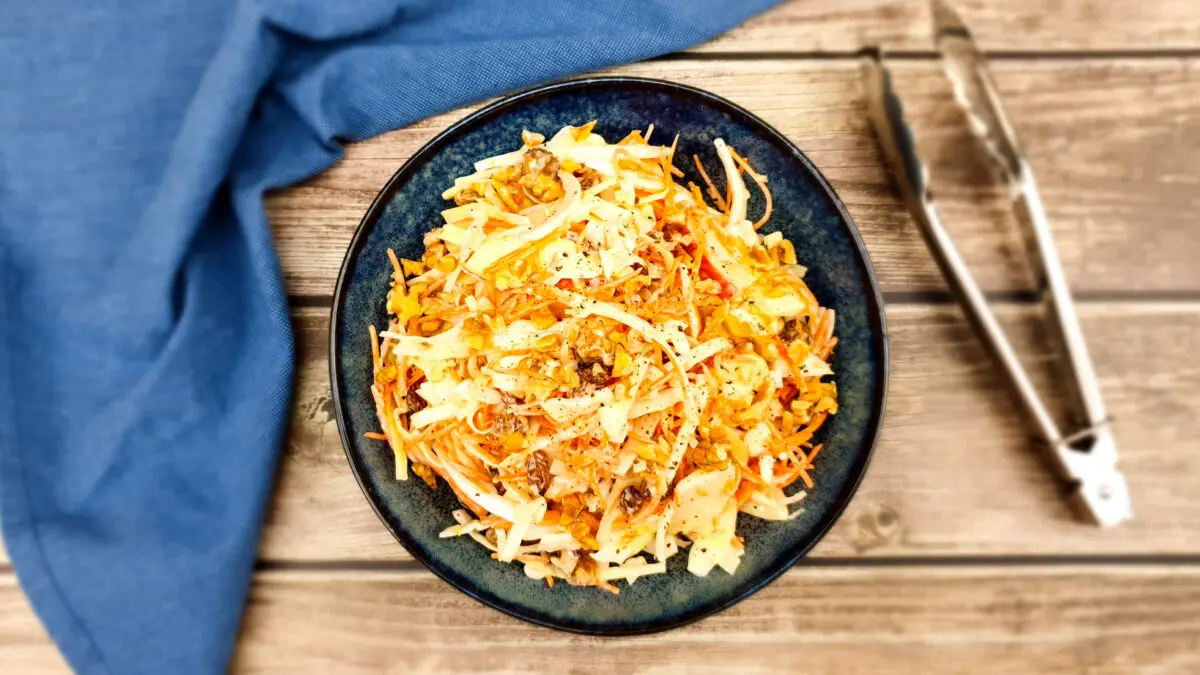 Coleslaw: Zelfgemaakte witte koolsalade met wortel, walnoten en appel