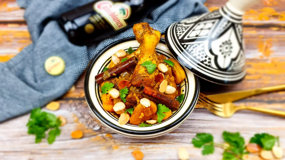 Tajine met kip, abrikozen, amandelen en Marokkaans bier uit Casablanca
