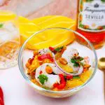 Ceviche met gamba's, sinaasappel, gin en krokante mais