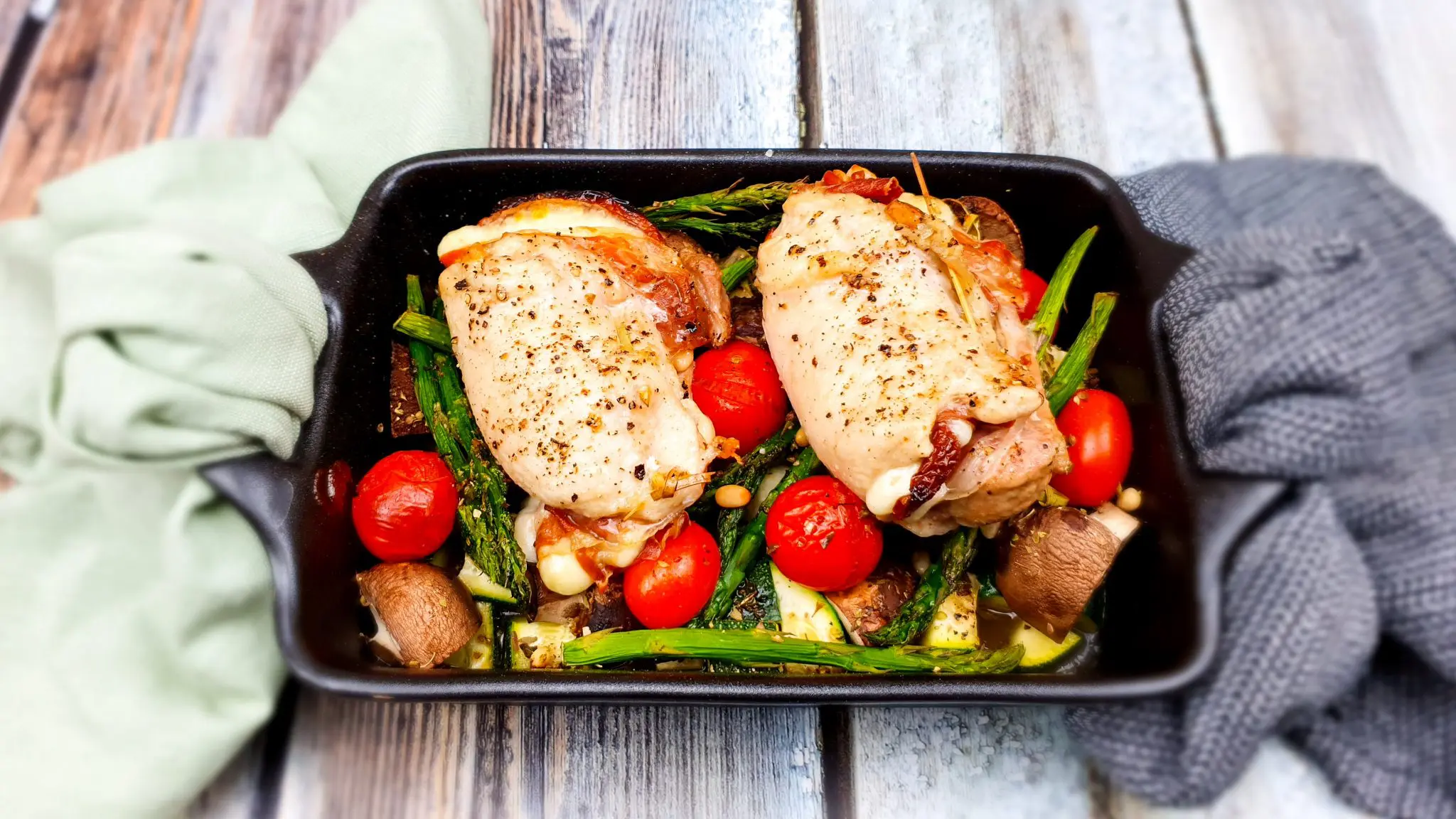 Gevulde kippendijen met mozzarella, parmaham, pijnboompitjes en zongedroogde tomaten