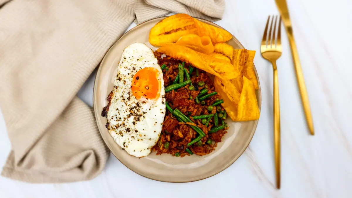 Surinaamse nasi met zoutvlees en bananenchips