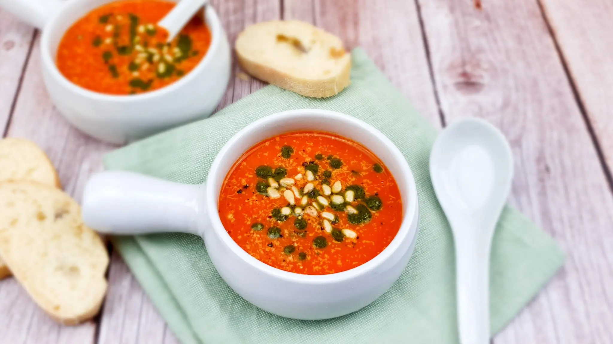 Zelfgemaakte tomatensoep van gegrilde tomaten