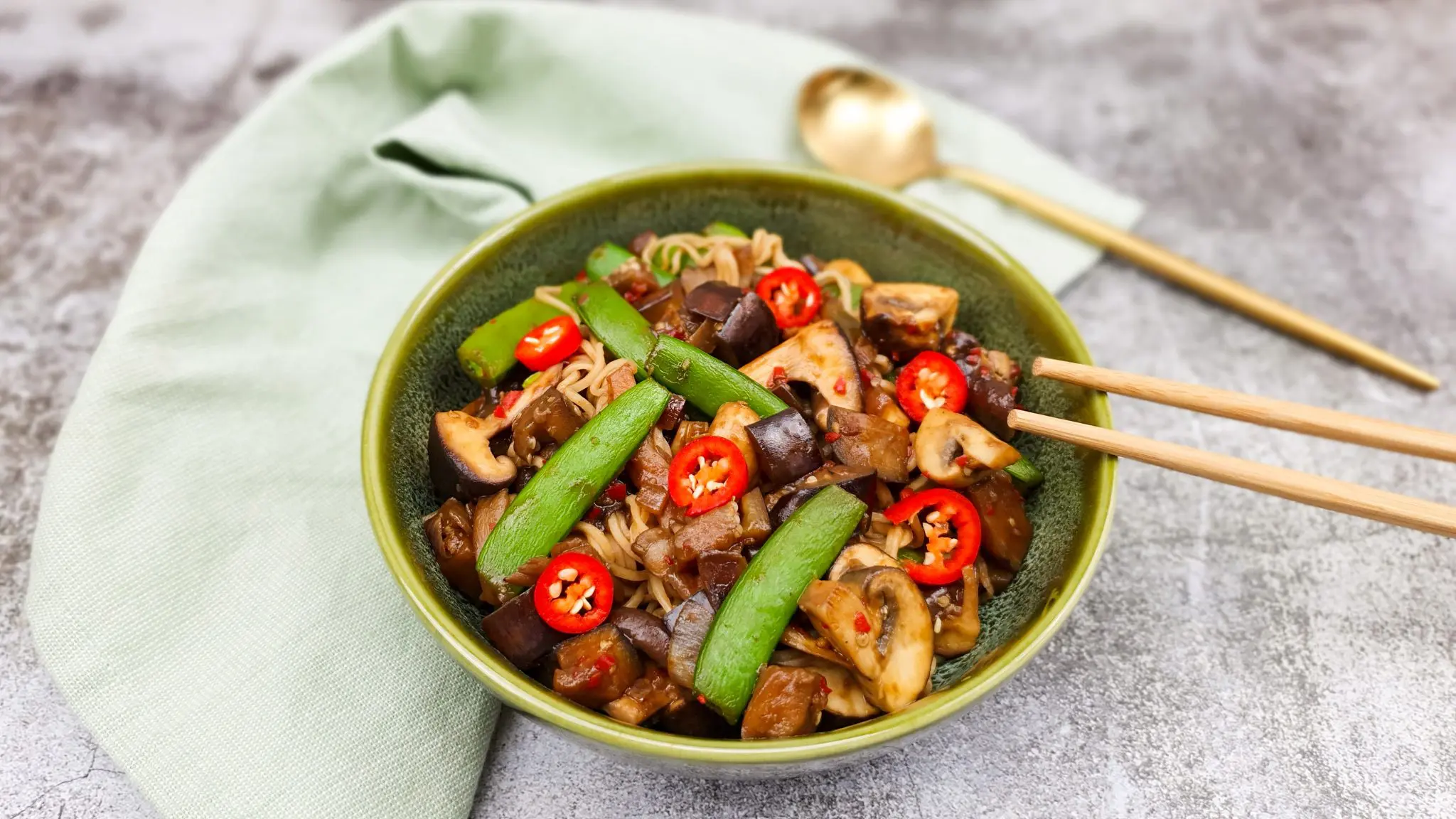 Aubergine wok met noedels en hoisinsaus