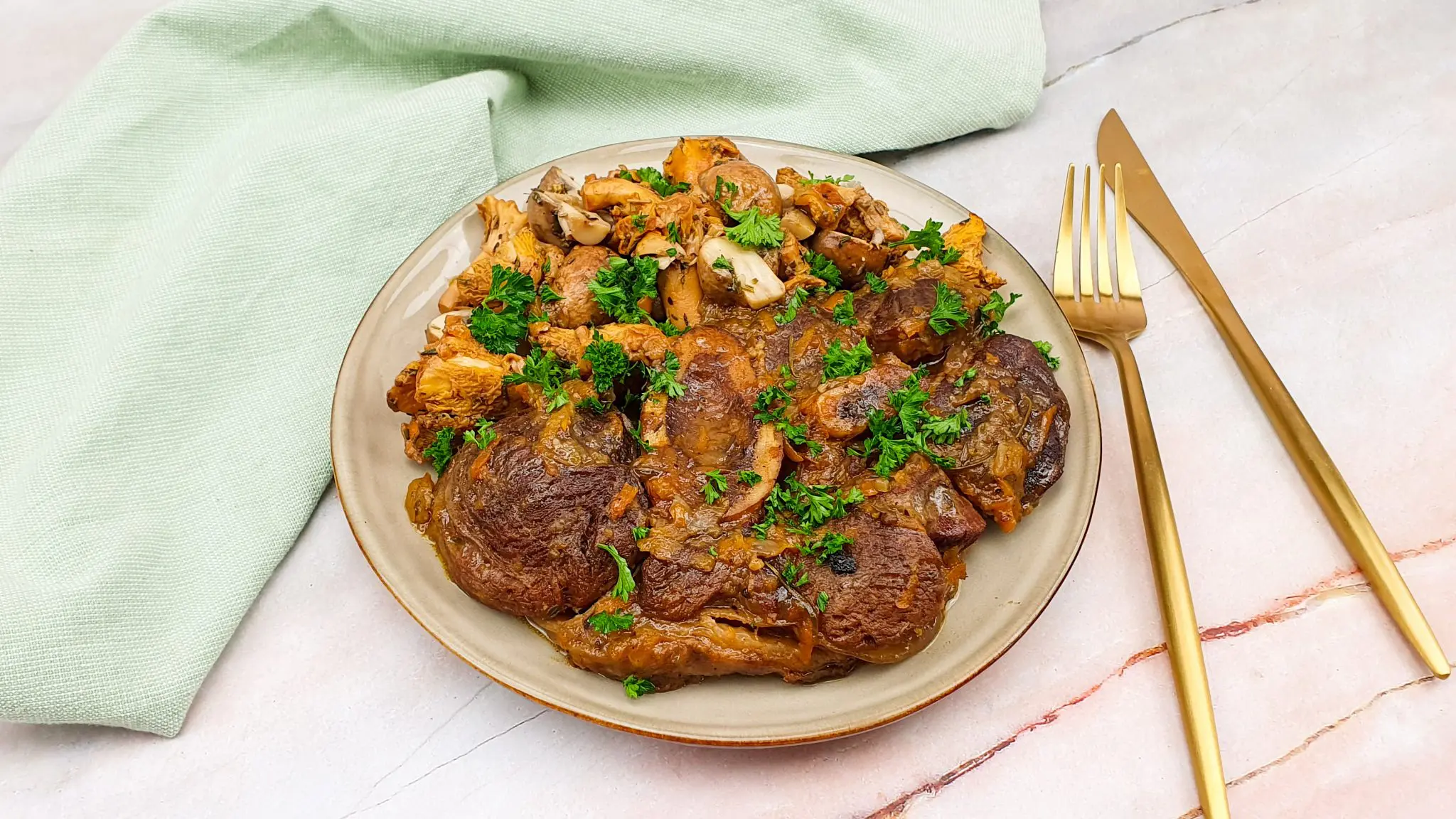 Osso buco met sherry, witte wijn en gemengde paddenstoelen: Herfst osso buco