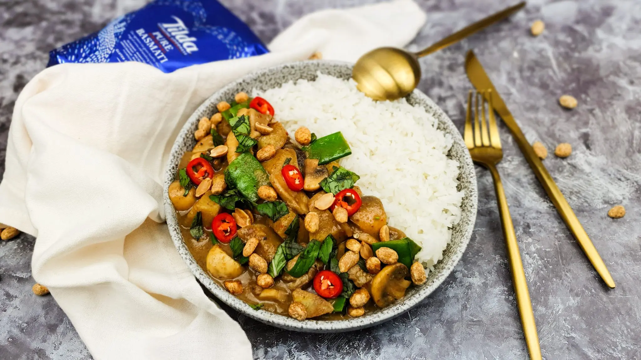 Vegetarische curry met gemengde paddenstoelen, peultjes en zoete aardappel