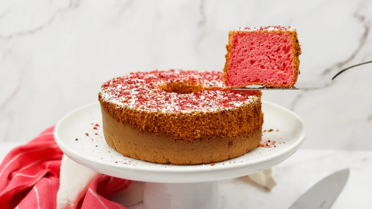 Rozen chiffoncake met witte chocolade