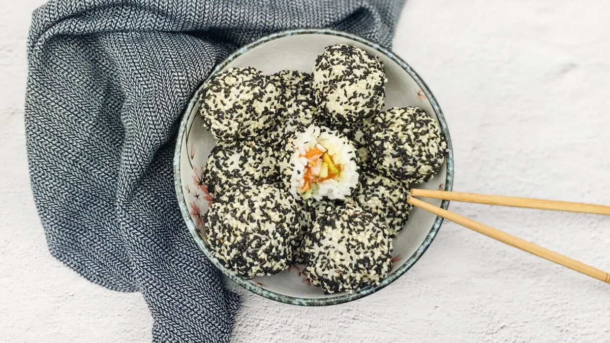 Sushi ballen met verse zalm, komkommer en avocado
