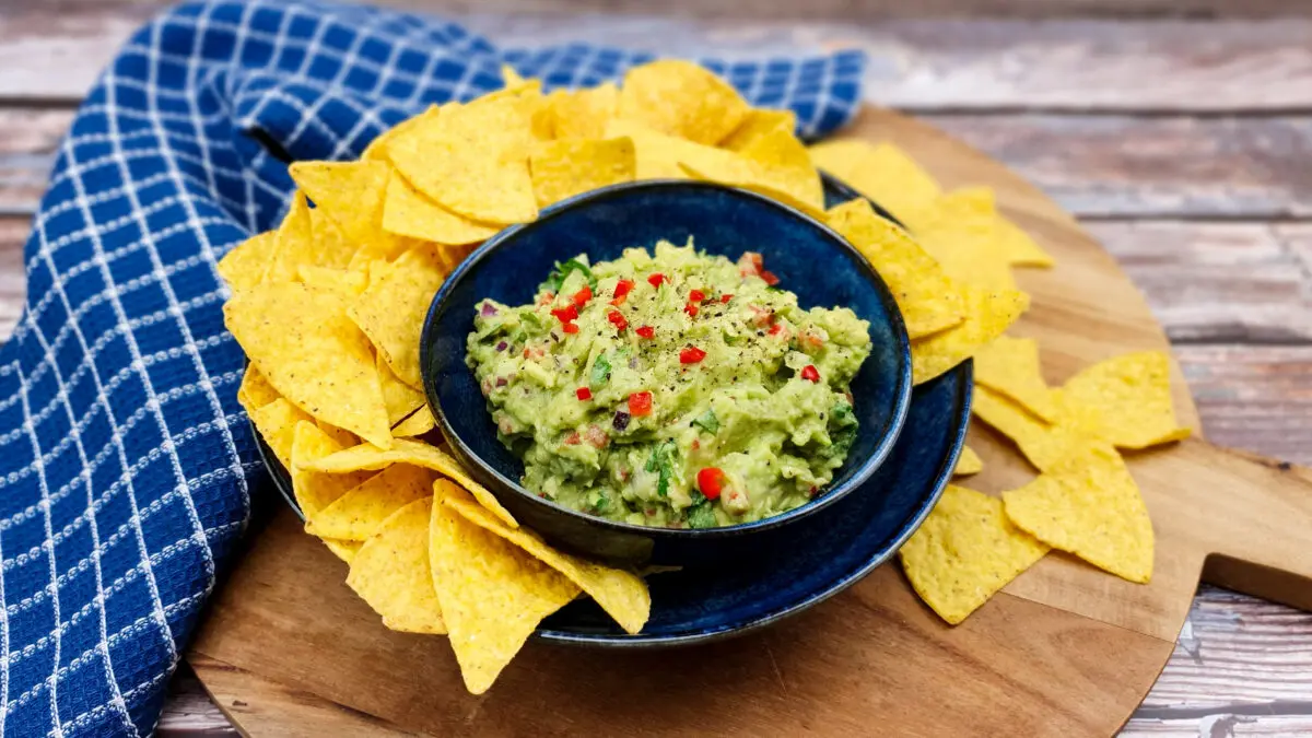 Guacamole: Zelfgemaakte guacamole met rode peper en koriander