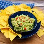 Guacamole: Zelfgemaakte guacamole met rode peper en koriander