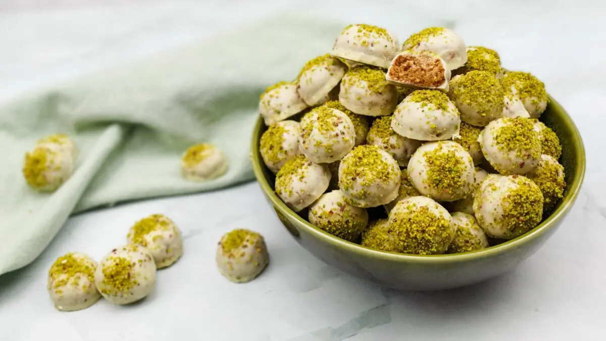 Witte chocolade pepernoten met pistache