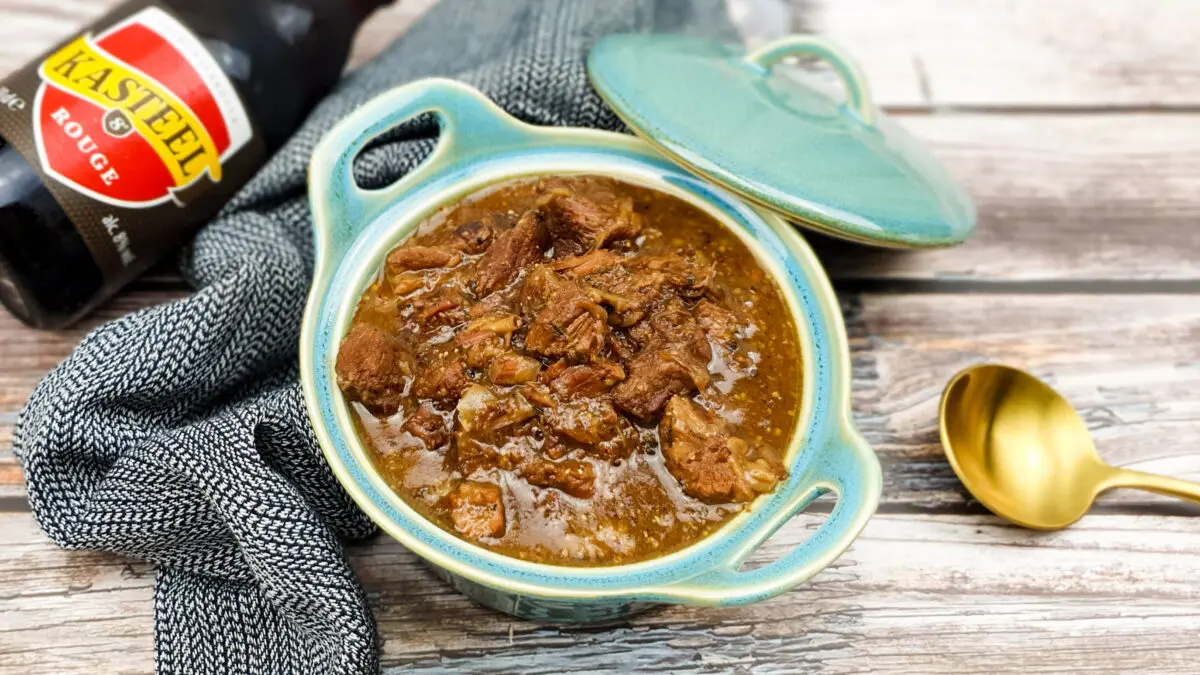 Vlaams stoofvlees met Kasteel Rouge kriekenbier en kersen