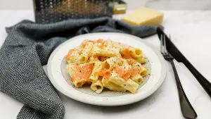 Pasta met gerookte zalm in roomsaus