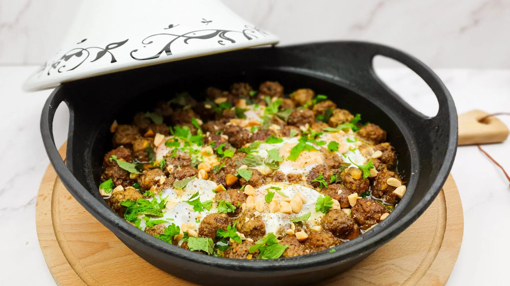 Kefta tajine met lamsgehaktballetjes, ras el hanout en eieren