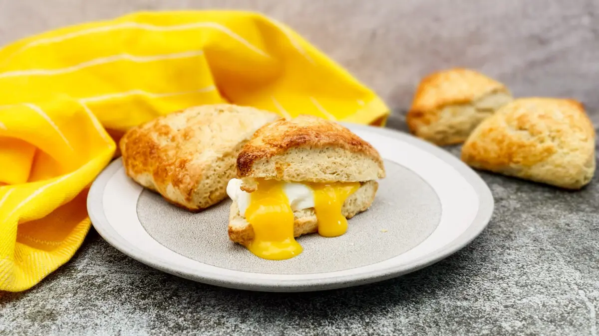 Scones met clotted cream en curd