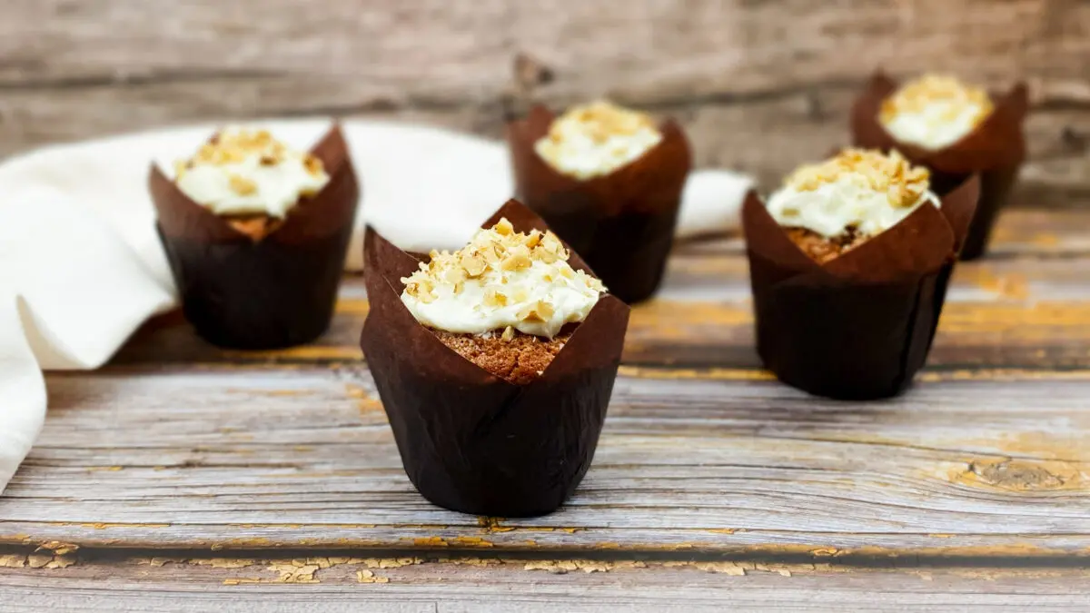 Carrot cake muffins met mascarpone monchou topping