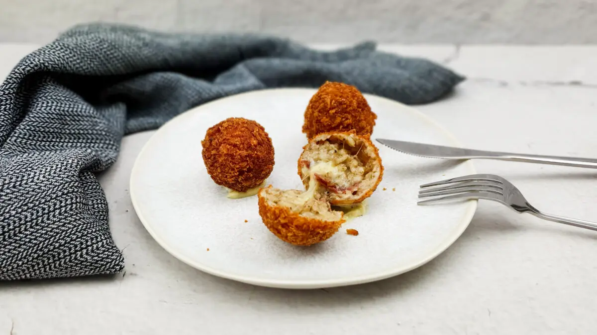 Arancini: Gefrituurde risottoballetjes van truffelrisotto