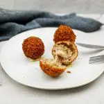 Arancini met truffelsalami en mozzarella Arancini: Gefrituurde risottoballetjes van truffelrisotto