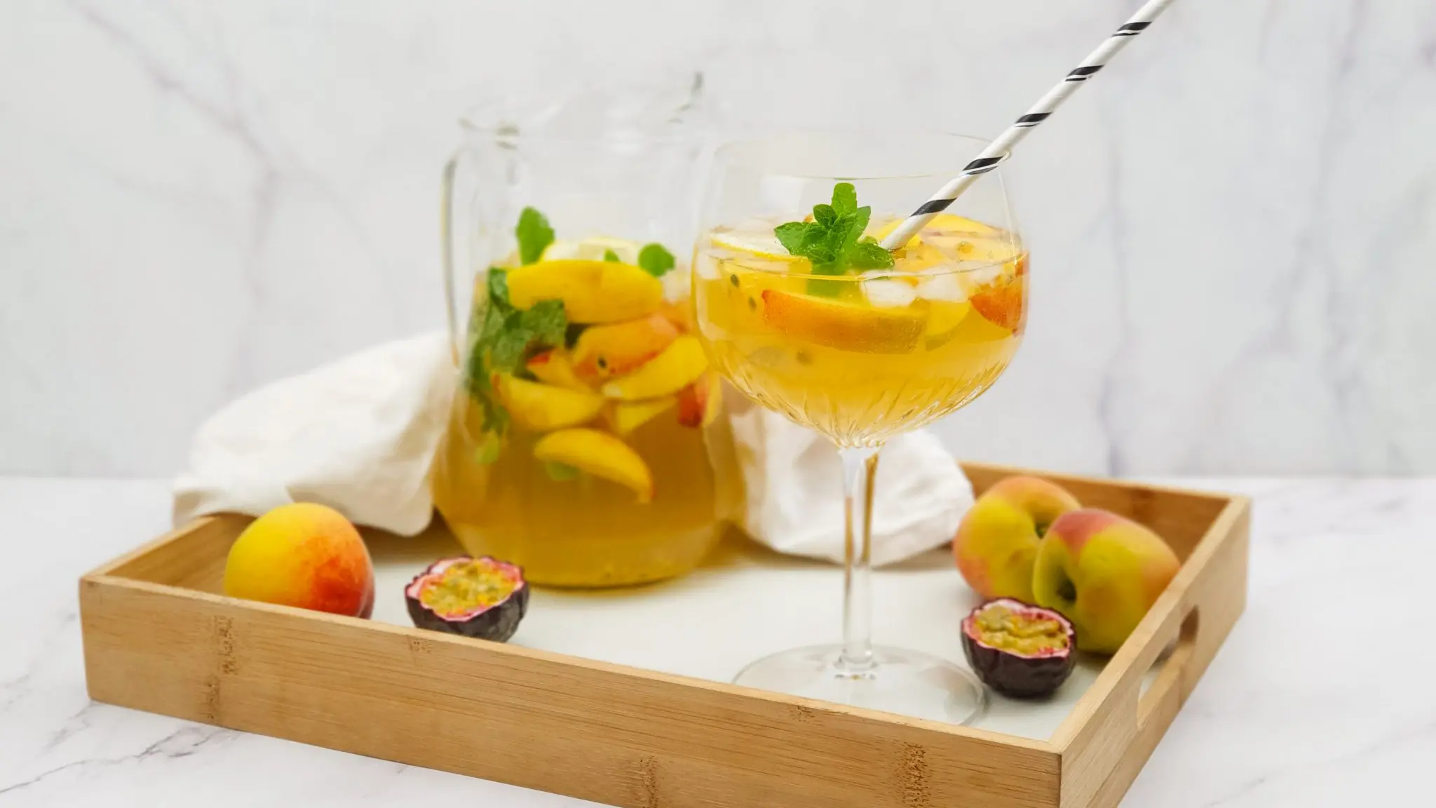 Witte sangria met perzik en passievrucht