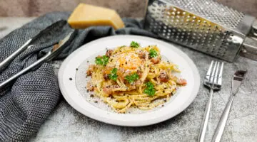 Pasta carbonara met een rauwe eidooier