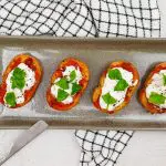 'Nduja bruschetta met burrata en basilicum