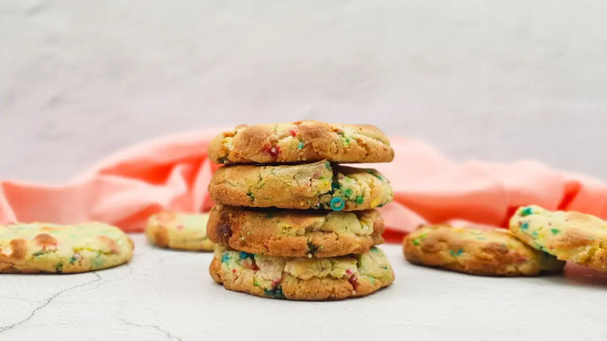 Birthday cookies: Grote koeken met witte chocolade, mini marshmallows en heel veel sprinkles