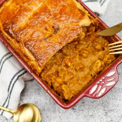 Butter chicken pie met halloumi en cashewnoten