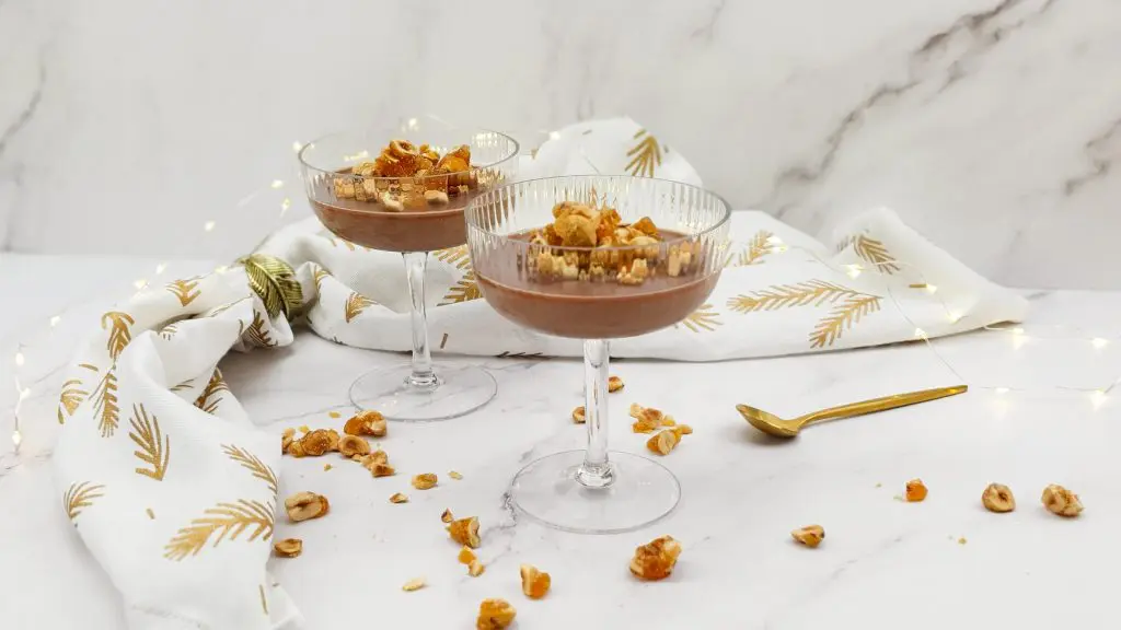 Hazelnoot chocolate panna cotta met frangelico likeur en hazelnoten praliné