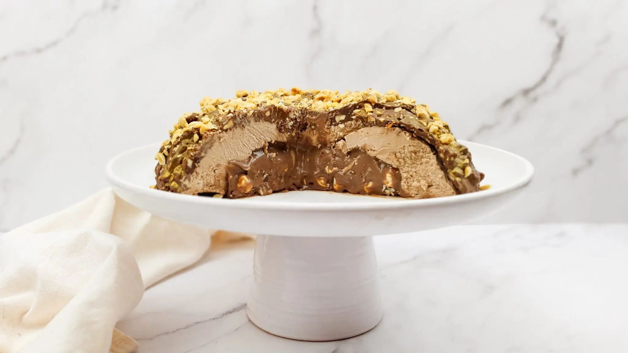 Ferrero rocher bombe met frangelico likeur en hazelnoten