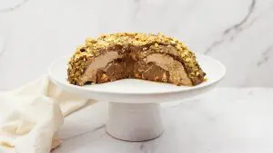 Ferrero rocher bombe met frangelico likeur en hazelnoten