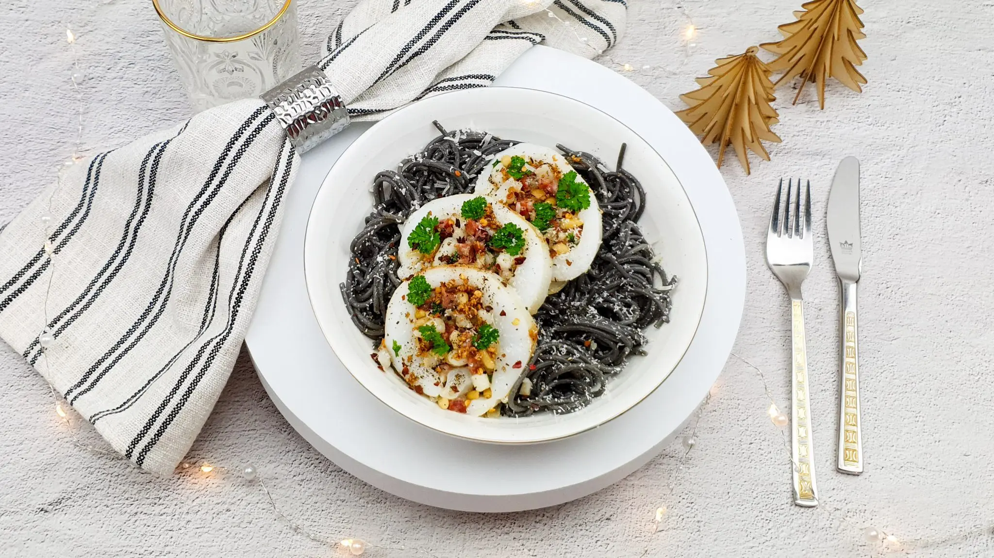 Zwarte pasta met gevulde inktvis en knoflookboter