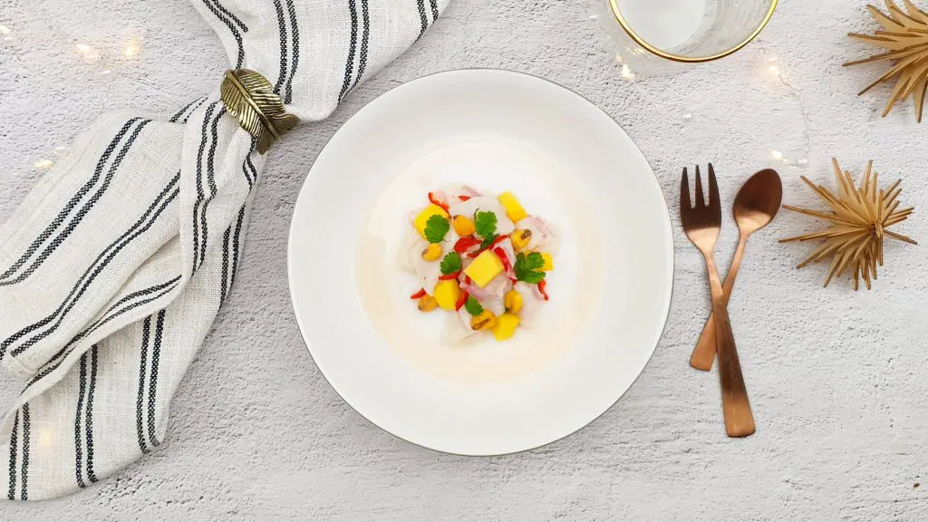 Coquille ceviche met wodka, mango en krokante mais