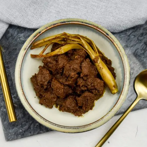 Rendang padang van rundvlees met tamarinde en citroengras
